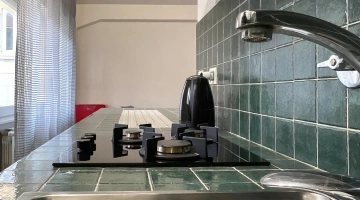 Küche mit Kochnische und Wasserkocher