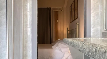 Vom Badezimmer aus gesehen, ist das Zimmer ein Blickwinkel.