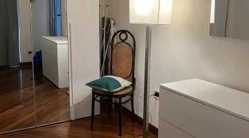 Stuhl und Kleiderschrank im Zimmer