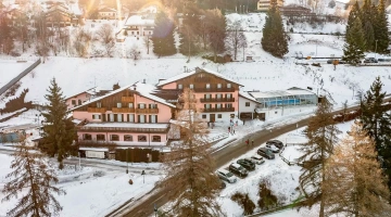 Facciata hotel in inverno
