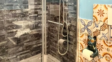 Badezimmer mit Duschkabine
