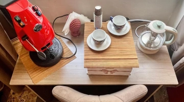 Kaffeemaschine und Wasserkocher im Zimmer