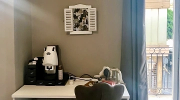 Ecke mit Kaffeemaschine im Zimmer