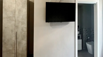 Kleiderschrank und Fernseher im Zimmer