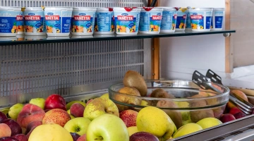 Frutta e yogurt a buffet