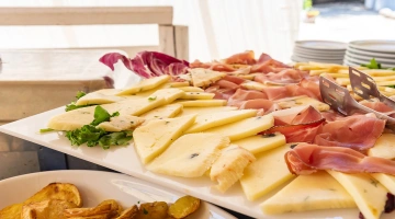 Formaggi e affettati a buffet