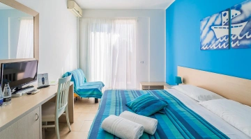 Camera con scrivania e TV