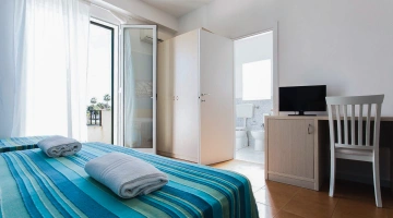 Camera tripla con servizi e balcone