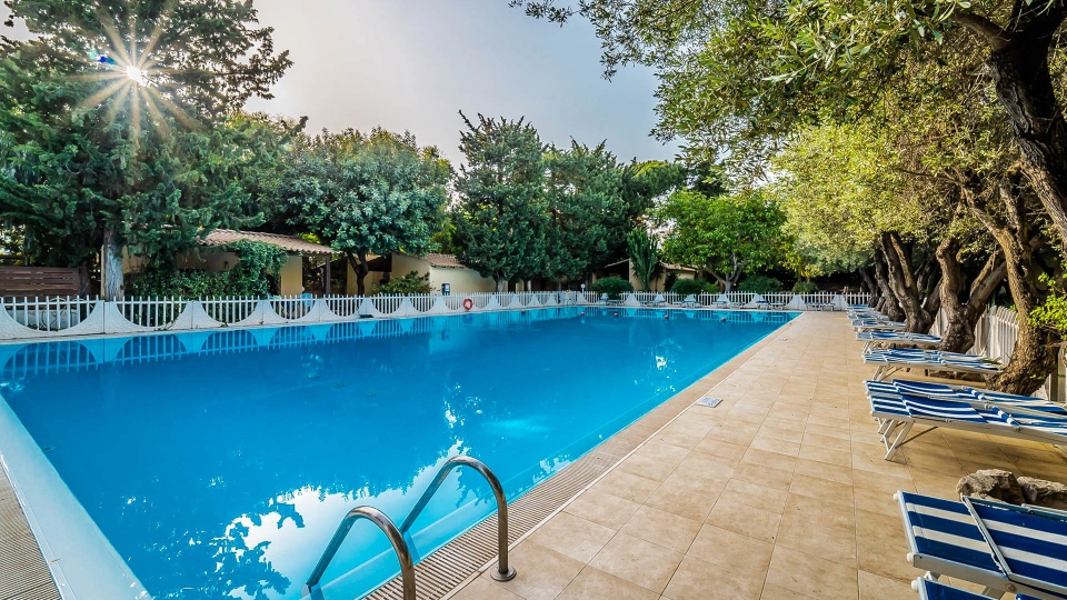 Lettini a bordo piscina