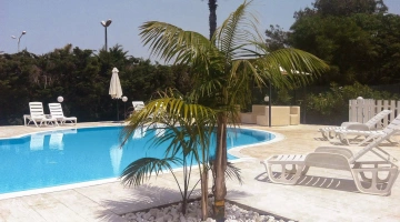 Piscina con solarium