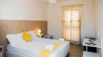 Camera matrimoniale con scrivania