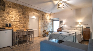 Tv, frigobar e poltrona in camera