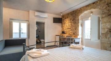 Camera con bagno privato e finestra