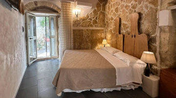 Dettaglio letto matrimoniale in legno