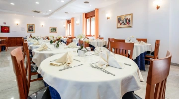 Tavolo apparecchiato al ristorante