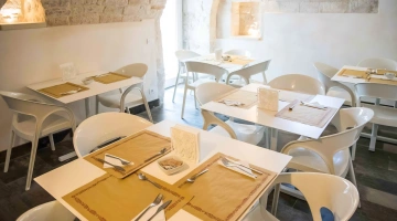 Tavoli apparecchiati per la colazione