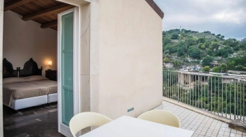 Scorcio di camera e panorama dal balcone