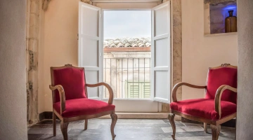 Salottino con vista in una camera