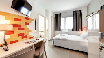 Monolocale con scrivani e TV