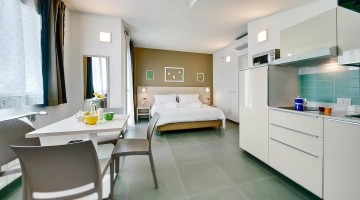 Appartamento con letto matrimoniale e zona living