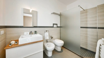 Servizi privati moderni con box doccia