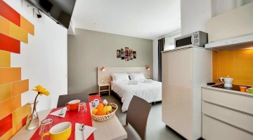 Monolocale con letto matrimoniale, cucina e microonde