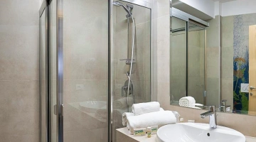 Badezimmer mit Duschkabine