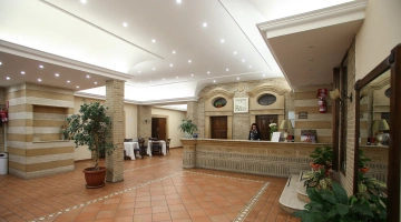 Hall con banco reception