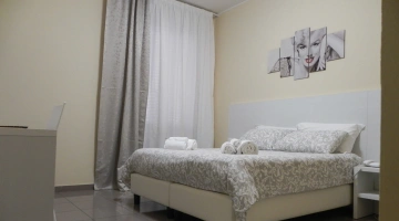 Camera con arredi moderni