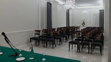 Sala con impianto audio e microfono