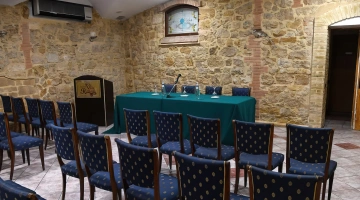 Sala meeting con palchetto e tavolo relatori
