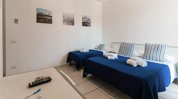 Camera tripla con scrivania