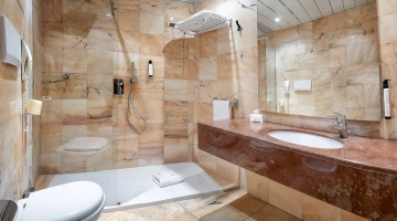 Bagno privato con ampio box doccia