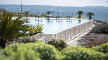 Piscina con area solarium