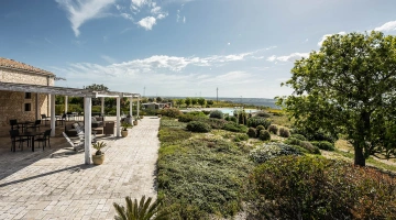 Struttura circondata dal verde