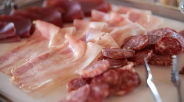 Selezione di salumi a colazione