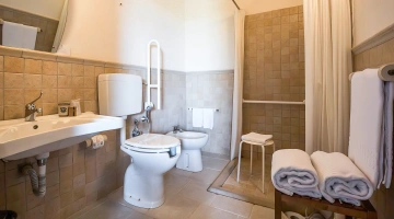 Bagno attrezzato per persone con disabilità