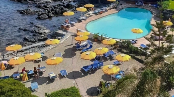 Piscine avec espace solarium