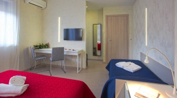Camera con scrivania e TV