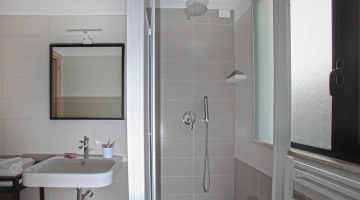 Bagno con box doccia