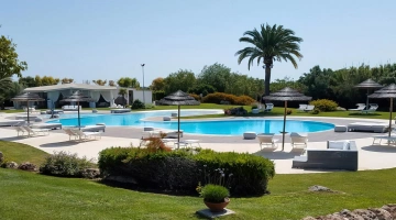 Ampia piscina stagionale