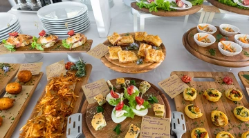 Buffet di stuzzichini salati per la colazione