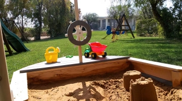 Giardino con area giochi
