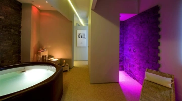 Vasca idromassaggio nel centro benessere
