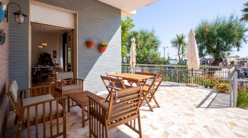 Entspannungsbereich mit Tischen und Stühlen