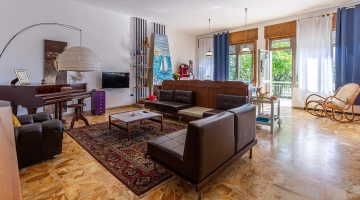 Gemeinsames Wohnzimmer mit Fernseher