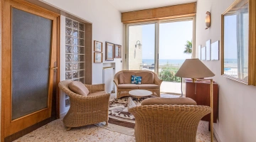 Gemeinschaftslounge mit Blick auf die Terrasse