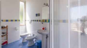 Privates Badezimmer mit Dusche