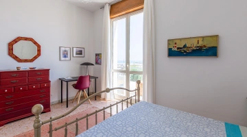 Doppelzimmer mit Schreibtisch