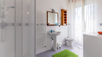 Privates Badezimmer mit Duschkabine